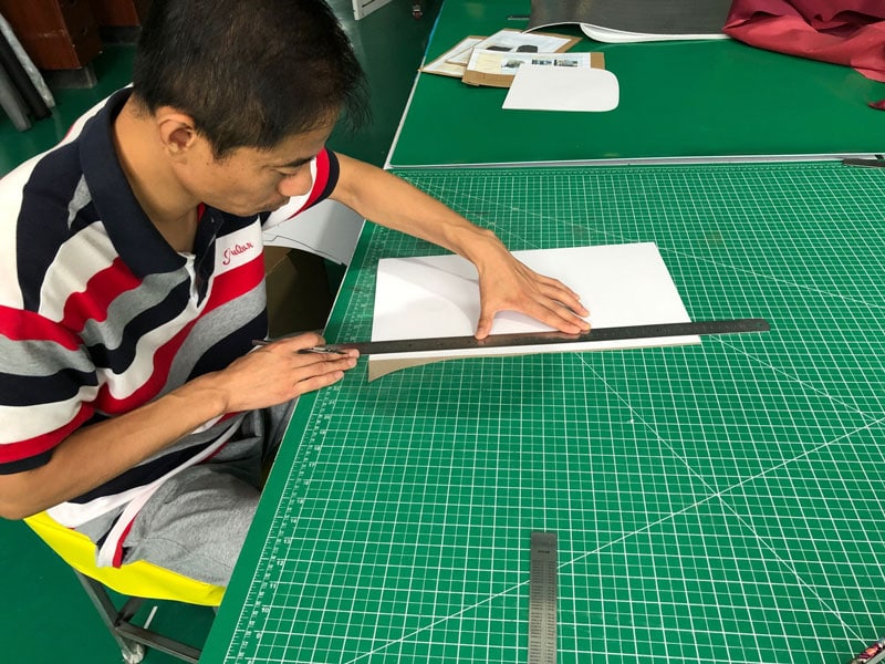 Honeyoung bag sample maker is designing new model