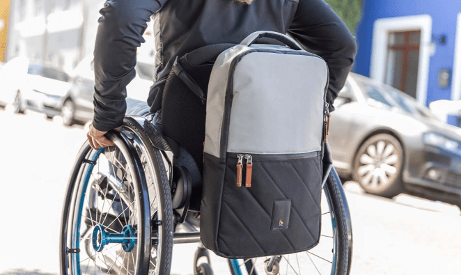 O que é uma mochila de cadeira de rodas