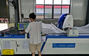 full-automatic cutting machine of school bag full-automatic cutting machine of school bag